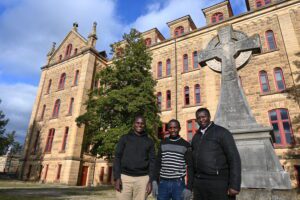 Aloysius Ssennyondo (Izq.), Evarist Mukama y Alex Omari estudian en el seminario benedictino de Saint Meinrad, Indiana.