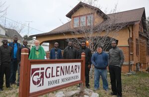 El padre Bruce Brylinski dirige la Casa de Formación de Glenmary en Saint Meinrad, Indiana, donde los estudiantes viven en comunidad.
