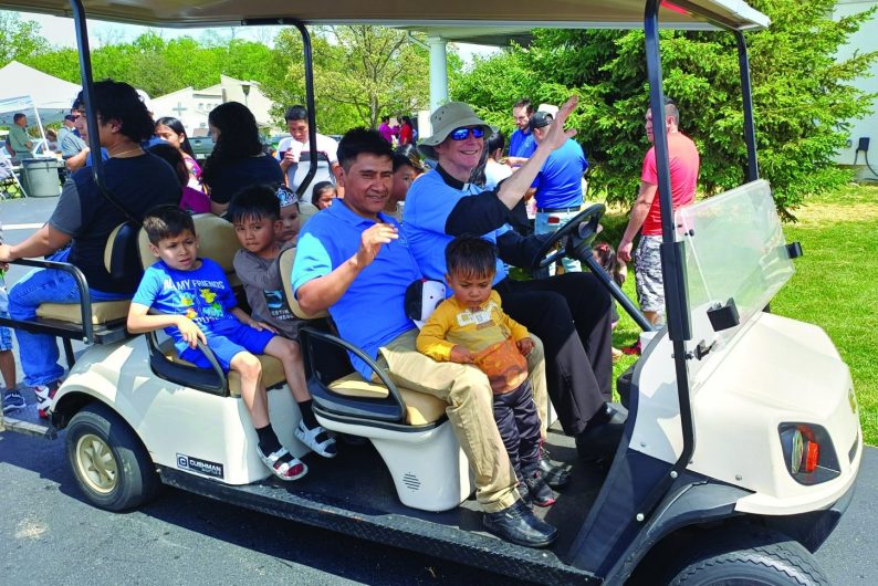 El padre Dan se divierte con niños y adultos en el Festival de la Misericordia, que se celebra cada año en Glenmary.