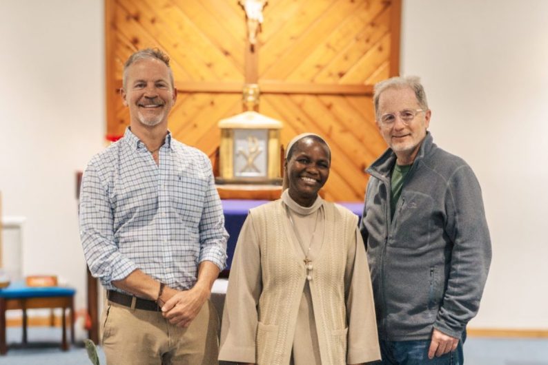 El hermano Jude Smith (Izq.), la hermana Imelda Ngwitu y el padre Neil Pezzulo, en la iglesia la Sagrada Familia en Blakely, Georgia. -Foto de Omar Cabrera.