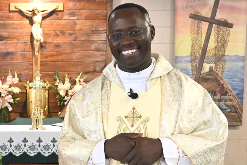El padre Cavine Okello, luego de celebrar una misa de quinceañera como párroco de la misión Santa Juana de Arco en el condado de Washington, en Carolina del Norte.