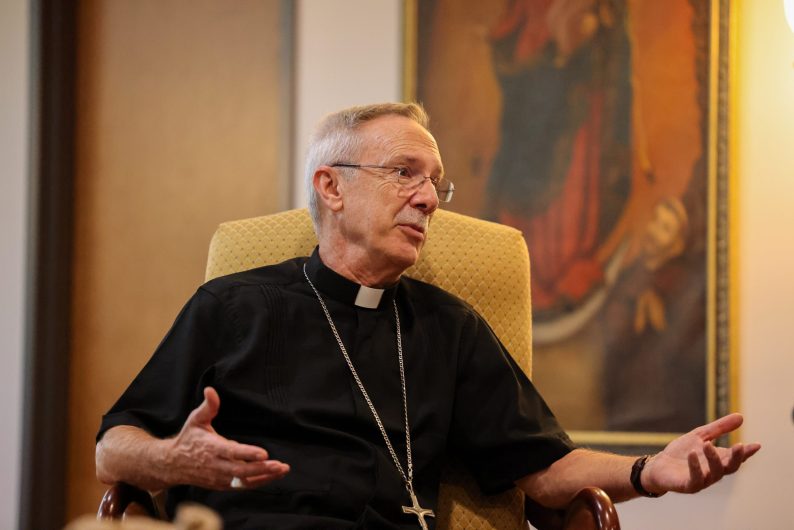 La Iglesia y los católicos debemos hacer que los inmigrantes se sientan respetados, apreciados y cuidados, dice el obispo Zarama. -Foto Cortesía de Kendall McLaren, de USCCB.
