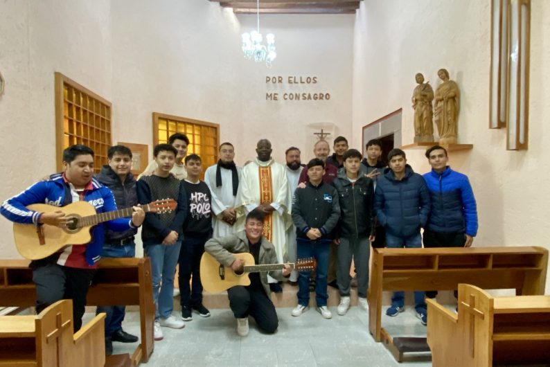 El padre Charles Aketch, el hermano David Henley y el padre José Ángel Loredo dirigieron el retiro en México, al que asistieron 13 jóvenes. —Foto cortesía del hermano David Henley.